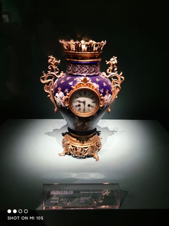 铜镀金饰蓝瓷瓶式钟_19世纪末_法国巴黎